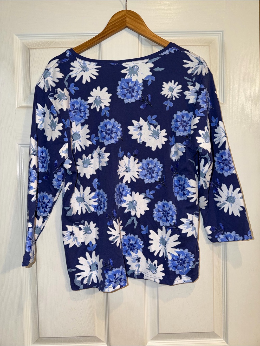 Navy Floral V-Neck 3/4 Sleeve Women's Top. EUC - Picture 4 of 5